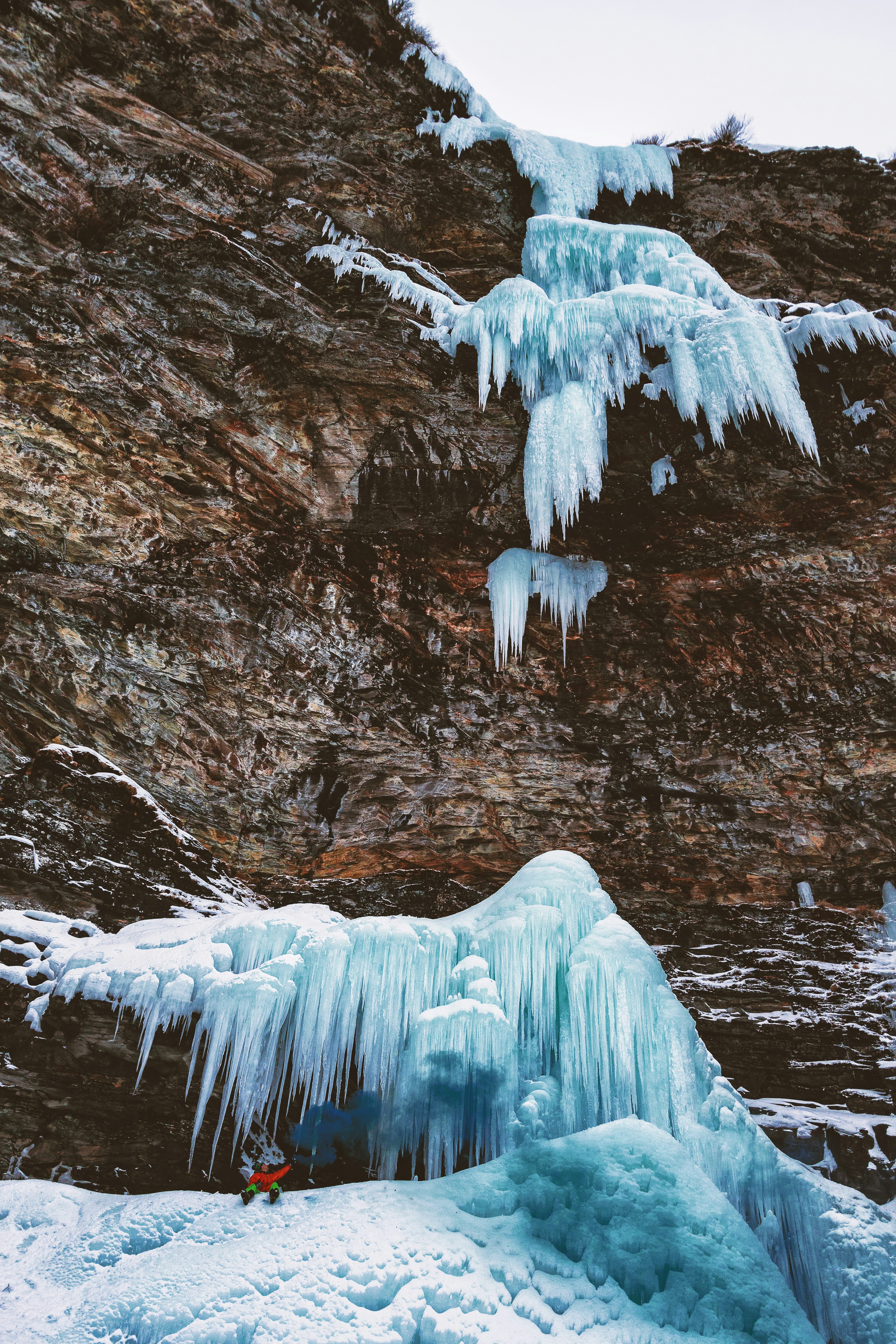 closeup photo of cliff with snow